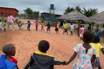 Djeca u Africi igraju "Ringe ringe raja"