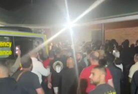 (VIDEO) "IZVEDITE GA NAPOLJE" Sveopšti haos ispred crkve nakon napada na sveštenika u Sidneju