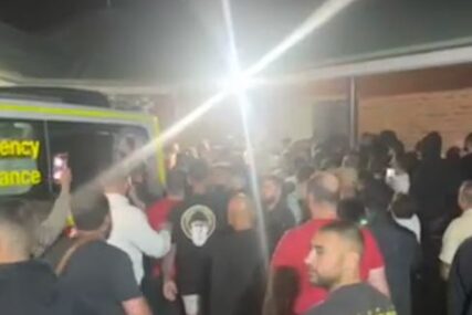 (VIDEO) "IZVEDITE GA NAPOLJE" Sveopšti haos ispred crkve nakon napada na sveštenika u Sidneju
