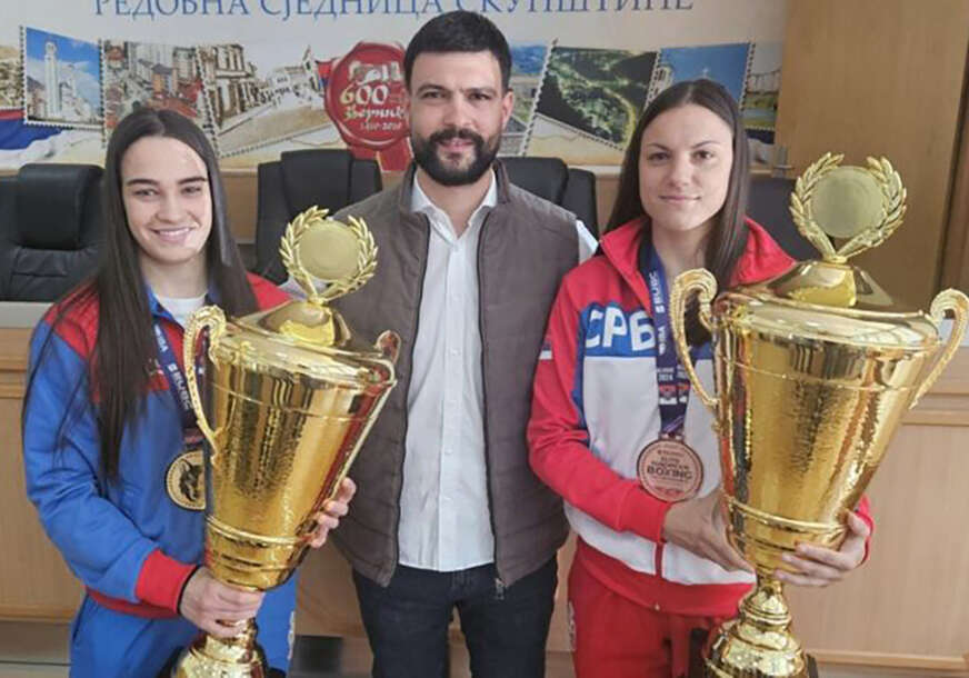 Sara Ćirković i Anđela Branković s peharima