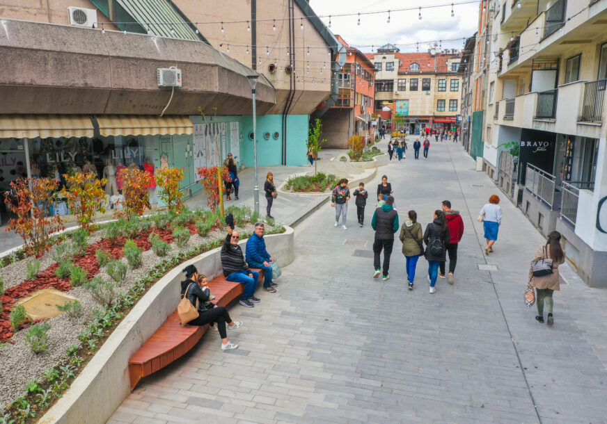 (FOTO) Otvoreno šetalište u Gajevoj, prva nova pješačka zona nakon 50 godina: Stanivuković najavio još mjesta za pješake i bicikliste