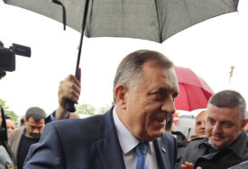 „MILE, MILE“ Predsjednik Republike Srpske ušao u Sud BiH, pristalice ga dočekale aplauzom i skandiranjem