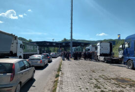 (FOTO) Protest prevoznika na graničnom prelazu: Zbog dotrajalog mosta na Drini, u Zvorniku otežano i poslovanje i svakodnevni život