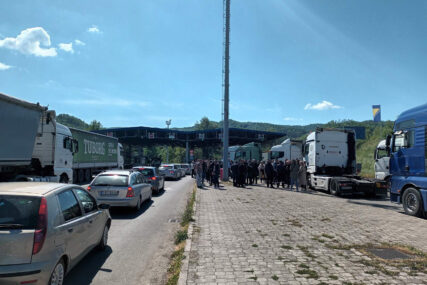 (FOTO) Protest prevoznika na graničnom prelazu: Zbog dotrajalog mosta na Drini, u Zvorniku otežano i poslovanje i svakodnevni život
