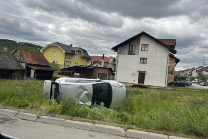 (FOTO) "Fijat" se prevrnuo na stranu: Saobraćajna nesreća u Banjaluci, IMA POVRIJEĐENIH