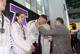 (FOTO) "Ponosan sam na Republiku Srpsku i Banjaluku" Dodik uručio medalje pobjednicima prve 3 trke Međunarodnog plivačkog mitinga "22. april"