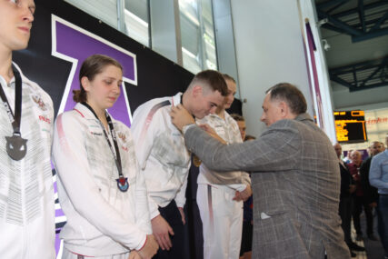 (FOTO) "Ponosan sam na Republiku Srpsku i Banjaluku" Dodik uručio medalje pobjednicima prve 3 trke Međunarodnog plivačkog mitinga "22. april"