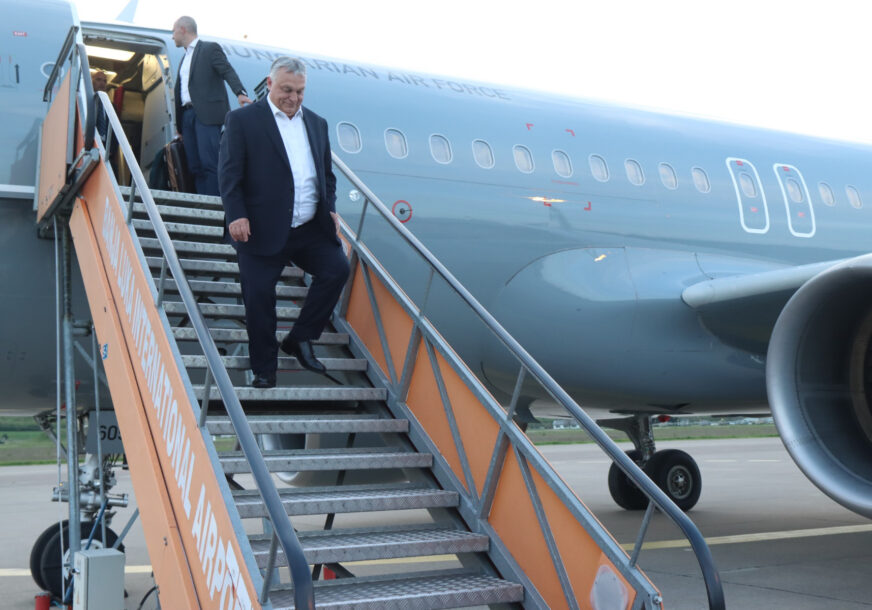 Viktor Orban izlazi iz aviona