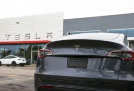 Pregovori već vođeni: U njemačkoj fabrici "Tesla" otpušta 400 RADNIKA