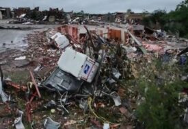 (VIDEO) U STRAVIČNOJ OLUJI STRADALA I BEBA Više tornada pogodilo Oklahomu, prizori su apokaliptični