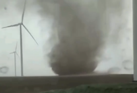 (VIDEO) "TORNADO" U SRBIJI Pješčana oluja napravila haos, a veliki crni vrtlog građane ostavio u nevjerici