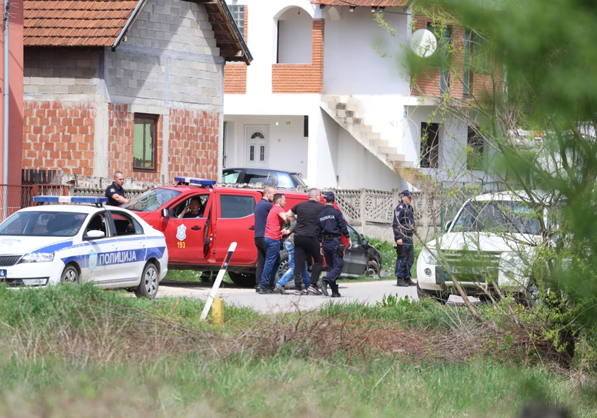 (FOTO) UBICA DOVEDEN PRED KUĆU Policija ispumpala septičku jamu, napeto u dvorištu osumnjičenog