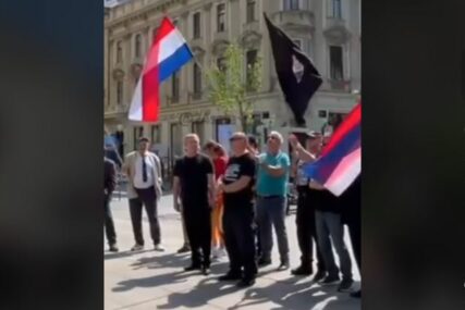(VIDEO) Mašu crnim zastavama i puštaju Tompsonove pjesme: Crnokošuljaši se okupili  pred pravoslavnom crkvom u Zagrebu