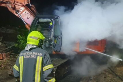 Vatrogasci intervenisali na gašenju požara na bageru u Banjaluci