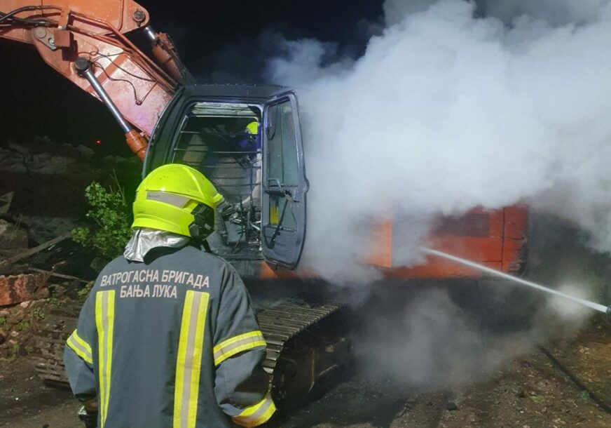 Vatrogasci intervenisali na gašenju požara na bageru u Banjaluci