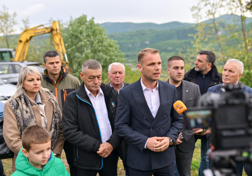 (FOTO) Mještani dobijaju vaučere za besplatan priključak: Stanivuković obišao radove na izgradnji vodovoda u NASELJU JAGARE