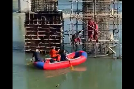 (VIDEO, FOTO) Nesvakidašnja intervencija: Vatrogasci spasili radnike koji su gradili most u Banjaluci 