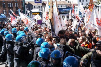 "Izvinjavam se zbog neugodnosti, ali moramo učiniti nešto da sačuvamo grad" U Veneciji prvog dana NAPLAĆENO 15.700 ULAZNICA, a zbog toga protestovalo oko 300 lokalnih stanovnika