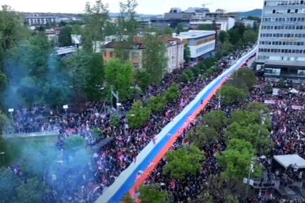 (VIDEO) Hiljade građana na mitingu "Srpska te zove": U Banjaluci razvijena trobojka duga 500 metara