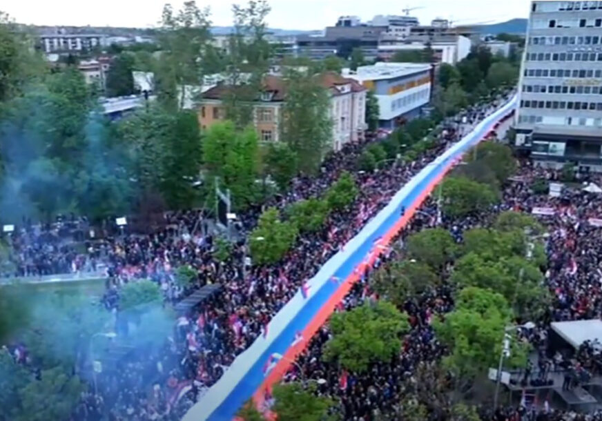 Razvijena zastava Srpske duga 500 metara 