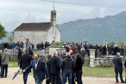 (FOTO) Sin Mićunovića ODRŽAO POTRESAN GOVOR na sahrani "Hvala ti što si nas napravio ljudima kakvi jesmo"