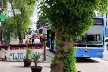 (VIDEO) Zadimilo se iz gradskog autobusa: Putnici izašli napolje, vatrogasci otkrili šta se dogodilo