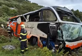 (VIDEO) ZAVRŠIO 60 METARA OD PUTA Autobus sletio sa Jadranske magistrale, vozač u bolnici