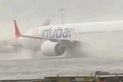 (VIDEO) AVION "PLIVA" PO PISTI Poplavljen aerodrom u Dubaiju, obustavljeni brojni letovi