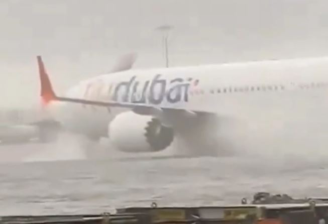 avion na poplavljenom aerodromu "pliva" 