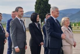 (FOTO) "Avionska linija je značajna za poslovnu zajednicu" Aleksandar Vučić u Mostaru dočekan vodenim topovima i počastima