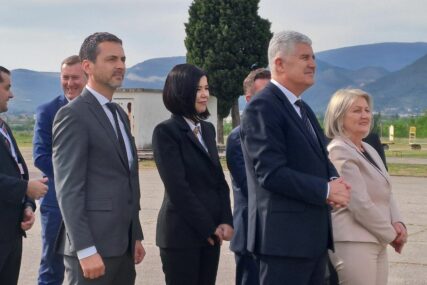 Čović i Krišto dočekali Vučića na aerodromu u Mostaru