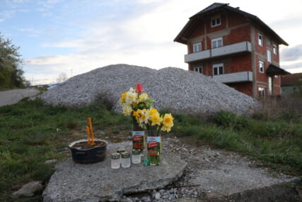(FOTO) Potresan prizor na mjestu gdje je UBIJENA DANKA: Mještani pognute glave pale svijeće i polažu cvijeće, prilaz kući je BLOKIRAN