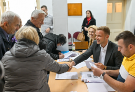 "Drago mi je vidjeti osmijehe na licima građana Banjaluke" Stanivuković uručio nove kartice za BESPLATAN JAVNI PREVOZ i rješenje o legalizaciji
