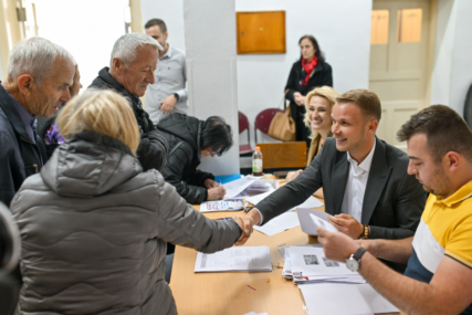 "Drago mi je vidjeti osmijehe na licima građana Banjaluke" Stanivuković uručio nove kartice za BESPLATAN JAVNI PREVOZ i rješenje o legalizaciji