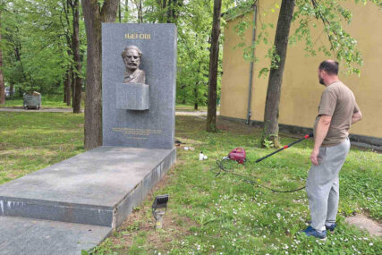(VIDEO, FOTO) DOBROVOLJNO STUPILI U AKCIJU Akademik Milivoje Unković zajedno sa građanima Banjaluke čisti spomenik voljenom pjesniku