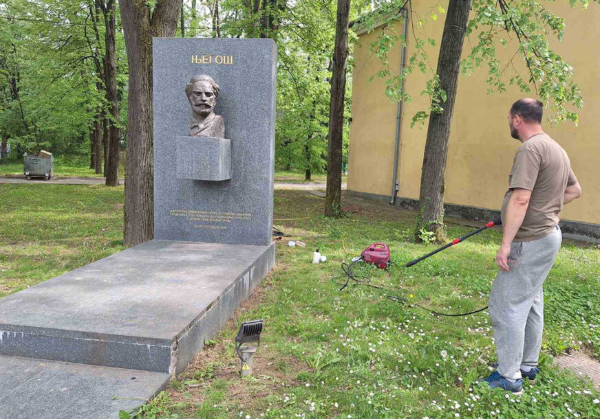 (VIDEO, FOTO) DOBROVOLJNO STUPILI U AKCIJU Akademik Milivoje Unković zajedno sa građanima Banjaluke čisti spomenik voljenom pjesniku
