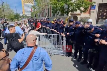 (VIDEO) HAOS U TIRANI Demonstranti traže ostavku gradonačelnika, bacali baklje na opštinu i sukobili se sa policijom