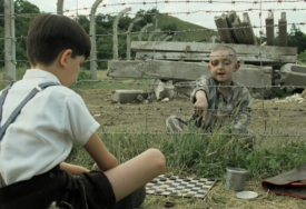 Scena iz filma Dječak u prugastoj pidžami