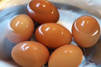 Uz ovaj trik biće bez ijedne pukotine: Evo da li se jaja kuvaju u HLADNOJ ILI KLJUČALOJ VODI