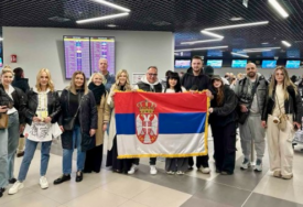(FOTO) Pjevačica u rukama drži zastavu Srbije: Teja Dora sa delegacijom otputovala u Švedsku