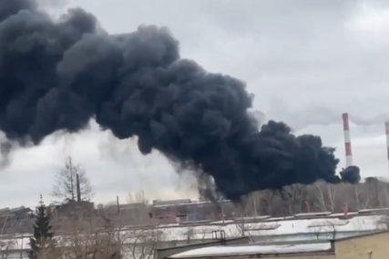 (VIDEO) "Pojavio se crni dim" Izbio požar u ruskoj fabrici, na terenu 13 vatrogasaca