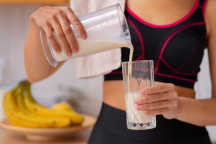 Bogato zasićenim mastima: Nutricionisti otkrivaju da ove 2 vrste mlijeka goje i usporavaju metabolizam, a svi ih smatraju zdravim
