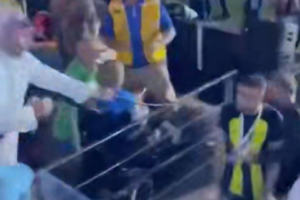 (VIDEO) STRAŠNA SCENA U ARABIJI Navijač kaišem udarao fudbalera pred srpskim reprezentativcem
