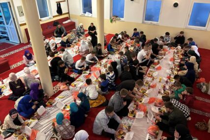 Podijelili radost ramazanske noći: Organizovan iftar za oko 100 djece u Srebrenici