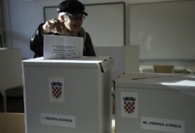 (FOTO) Izbori u Hrvatskoj: Zabilježena VELIKA IZLAZNOST, gužve na biralištima u Zagrebu