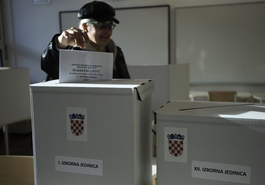 (FOTO) Izbori u Hrvatskoj: Zabilježena VELIKA IZLAZNOST, gužve na biralištima u Zagrebu