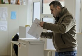 Tri sata prije zatvaranja birališta u Hrvatskoj GLASALO 50,6 % BIRAČA: Glasači čekaju u redovima da obave građansku dužnost