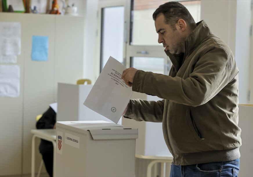 Tri sata prije zatvaranja birališta u Hrvatskoj GLASALO 50,6% BIRAČA: Glasači čekaju u redovima da obave građansku dužnost