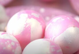 (VIDEO) Uz ovaj trik dobićete predivne šare: Jednostavna tehnika farbanja jaja za Vaskrs UZ POMOĆ MASLINOVOG ULJA