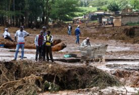 DESETINE LJUDI NESTALO U poplavama i klizištima poginulo najmanje 45 osoba